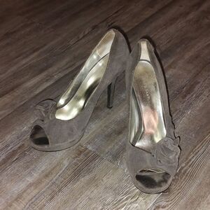 Marco Santi Dark Gray Suede peep toe heels with Rosette Sz 9.5